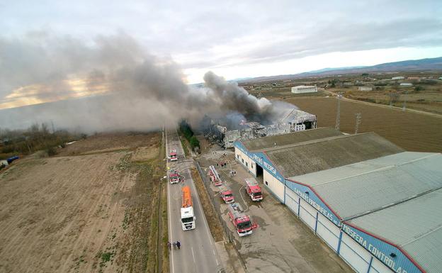 Los bomberos trabajan al pie de carretera. /usarralde-designs
