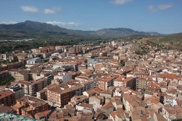 Panorámica de la ciudad del calzado, casco viejo y zona nueva, con peña Isasa al fondo. :: /Ernesto Pascual