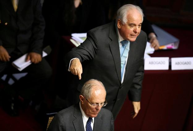 El presidente Kuczynski escucha sentado mientras su abogado se dirige a los congresistas. :: reuters/