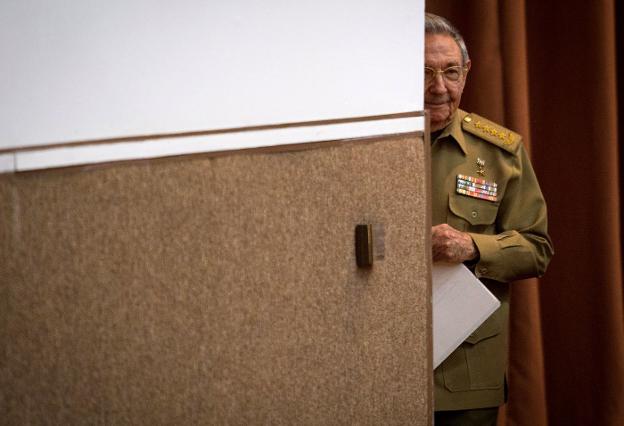 Raúl Castro preparándose para pronunciar su discurso. :: afp/