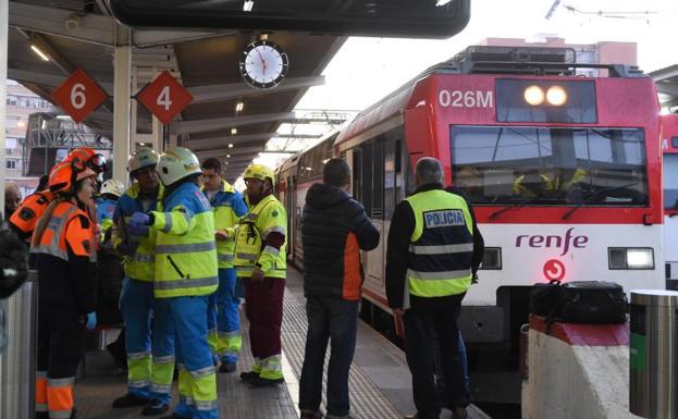 Efectivos del Summa trabajan en la estación de Alcalá de Henares tras el accidente./EFE
