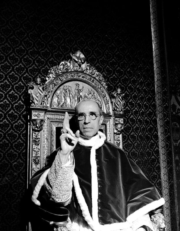 Pío XII, criticado por su conservadurismo extremo; a la izquierda, John Julius Norwich. :: R. C./