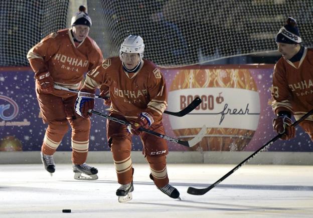 Sobre el hielo. Putin, en el centro, disputa un partido de hockey en la pista de la Plaza Roja. :: efe/