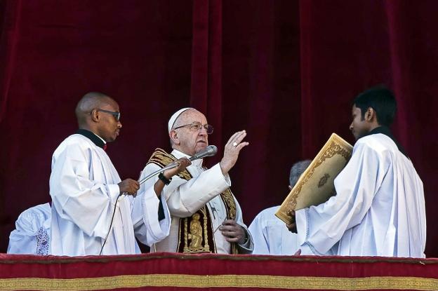 El Papa, ayer dando la bendición 'Urbi et Orbi' en la plaza de San Pedro del Vaticano. :: A. Carconi / efe/