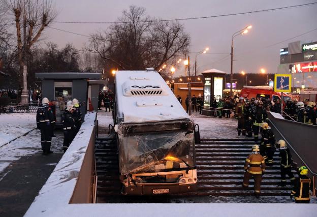 Estado en el que quedó el autobús siniestrado ayer en Moscú tras precipitarse a un paso subterráneo y boca de metro. :: sergei ILNITSKY / efe/