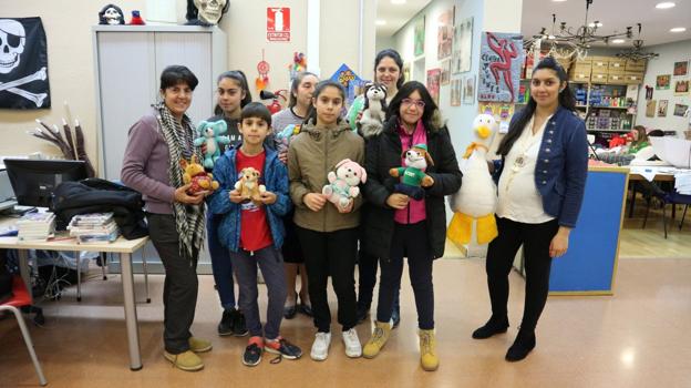 La concejal Lorena Conde y Ana María Gabarri posan con miembros de la Asociación La Kel del Kaló. /Diego Marín A.
