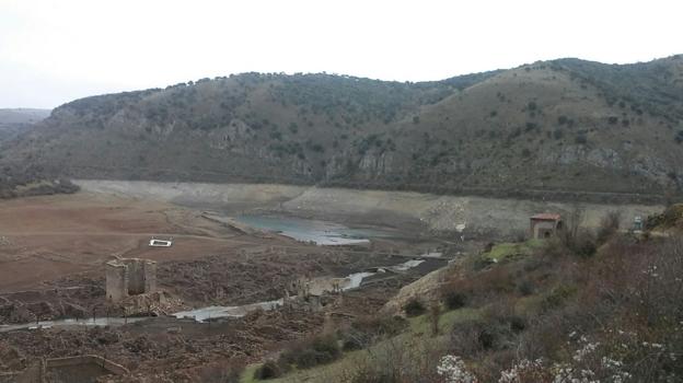 Imagen, ayer, del embalse de Mansilla, donde aún emergen las ruinas del viejo pueblo. :: /NÉLIDA RIOJA