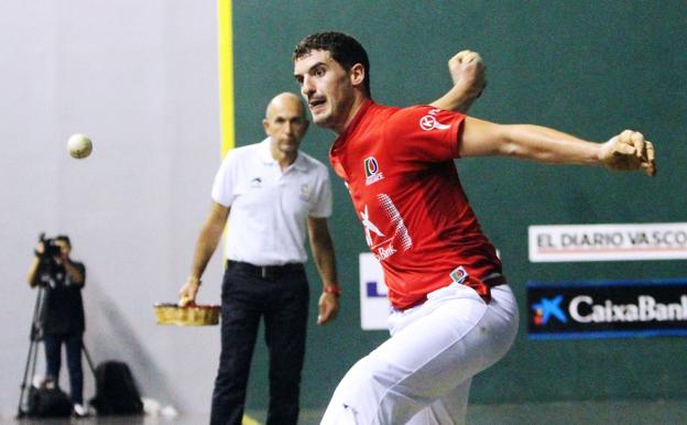 Álvaro Untoria golpea la pelota en un partido anterior. :: jonathan herreros/
