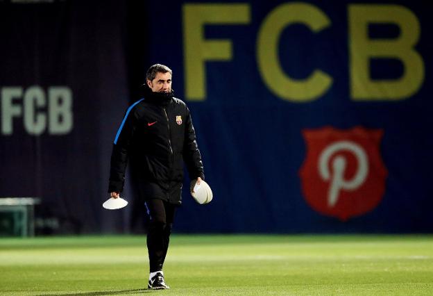 Ernesto Valverde, entrenador del Barcelona, durante uno de los entrenamientos dirigidos en Sant Joan D'Espí. :: ALEJANDRO GARCÍA / efe
/