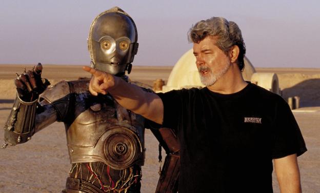 George Lucas dirige a Anthony Daniels, C-3PO, en el rodaje de 'El ataque de los clones' en el desierto de Túnez. :: Lisa Tomasetti / ap/