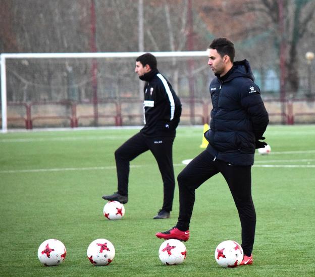 Tres momentos de la sesión de ayer, con trabajo por parejas y rondos. También hubo carrera continua. A la derecha, Héctor Urquiaga y Sergio Rodríguez. :: /Miguel Herreros
