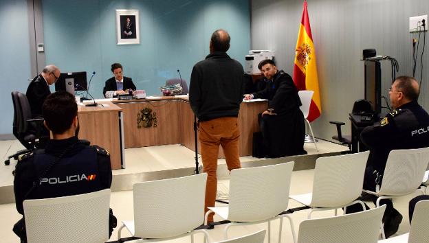 El agresor, en el juicio que se celebró el pasado viernes en Logroño. :: miguel herreros
/