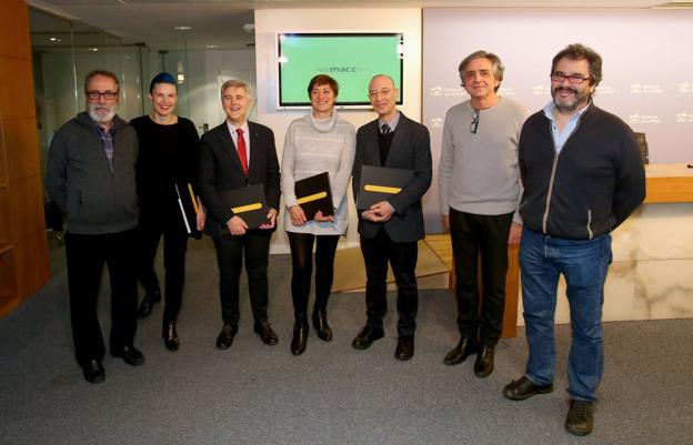 Félix Reyes, Marina Pascual, el director general Eduardo Rodríguez Osés y la concejala Pilar Montes, Carlos González Zorzano, José Carlos Balanza y Carlos Rosales, ayer en la presentación de MACC. :: /Jonathan Herreros