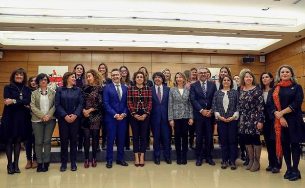 La ministra de Sanidad, Servicios Sociales e Igualdad, Dolros Montserrat, posa con los consejeros y directores autonómicos. :: ballesteros / efe/