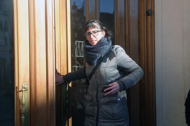 Una de los dos concejales del partido antisistema reclamados por la Justicia, ayer, a las puertas del Ayuntamiento de Reus. :: jaume sellart / efe
/