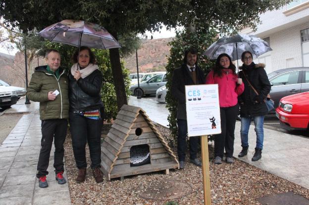 Voluntarios de la Red Ayuda Animal, junto al edil de Urbanismo, en el punto CES para dar comida. :: /Ernesto Pascual