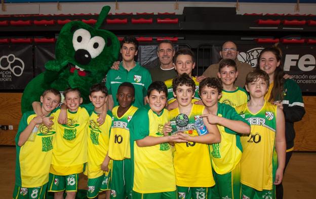 Las jugadores del Campus Promete y los jugadores del BBR festejan su triunfo en el torneo Canteras. ::/Antonio Díaz Uriel