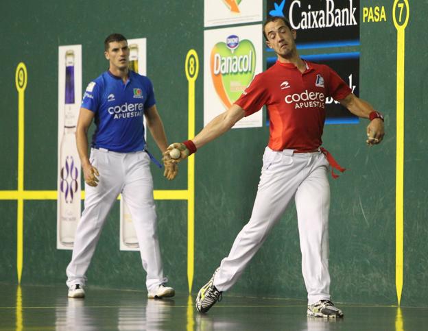 Merino II golpea la pelota ante la atenta mirada de Álvaro Untoria. :: /Fernando Díaz