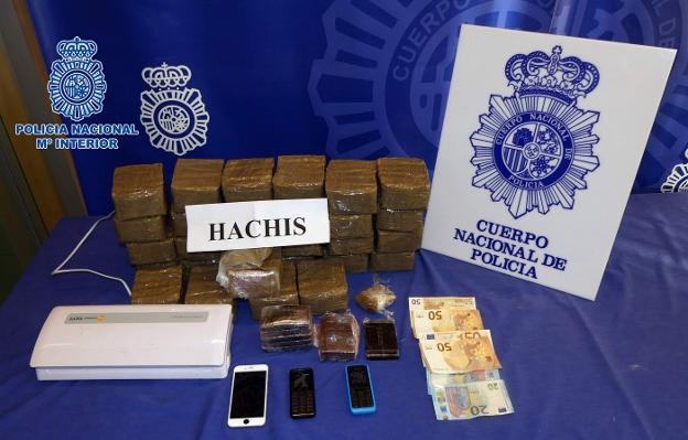 Droga y otros efectos intervenidos en Lardero. :: p.n.
/