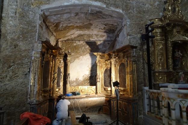 Restauración del retablo del Santo Cristo de Inestrillas, en Aguilar del Río Alhama. :: j. a. l./