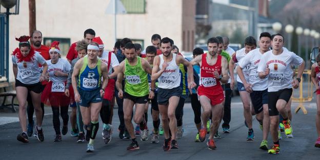 Los participantes en la carrera absoluta toman la salida en Albelda. :: Díaz uriel/