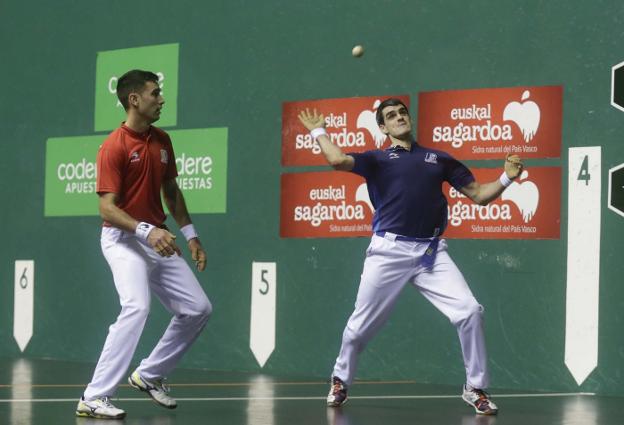 Ezkurdia golpea la pelota ante Mikel Urrutikoetxea. :: j.a. goñi/