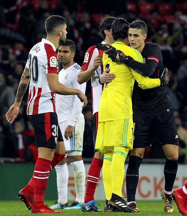 Kepa Arrizabalaga se abraza con Keylor Navas en San Mamés. :: efe/