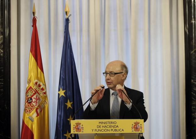 El ministro de Hacienda, Cristóbal Montoro, durante una intervención. :: Javier Lizón / efe/