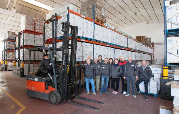 Voluntarios del Banco de Alimentos junto a todos los lotes de comida que han ido preparando estas últimas semanas./Antonio Díaz Uriel