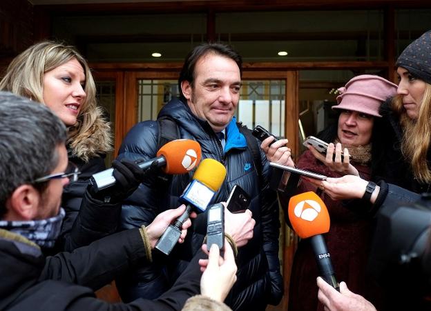 El abogado de la menor, Fernando García Puertas, a la salida del juzgado. :: Paco Santamaría / Efe/