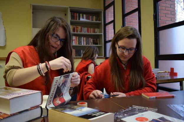 Voluntarias de Cruz Roja, ayer en la sede logroñesa de la organización. :: G.R./