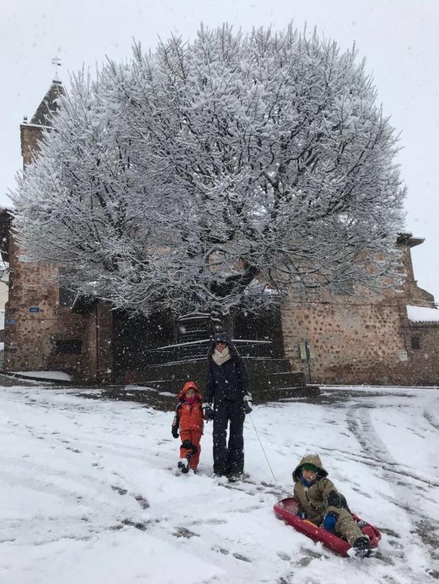 Un niño se desliza por la nieve en El Rasillo. :: J. alario/