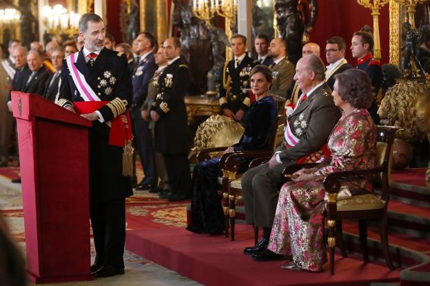 Felipe VI se dirige a
don Juan Carlos en
un momento de su
discurso.
:: Juanjo Martín / efe/