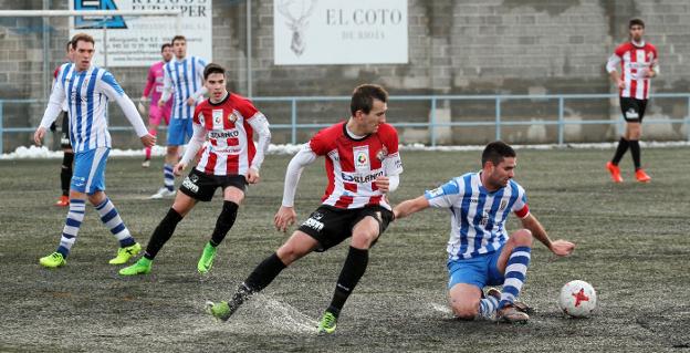 Borja trata de hacerse con el esférico ante la presencia de Imanol, que ayer metió un gol. :: jonathan herreros/