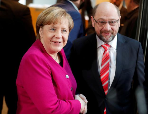 MerkeL y Schulz, ayer, en Berlín, antes de iniciar las conversaciones. :: Hannibal Hanschke / reuters/