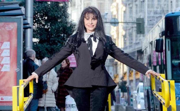 Edite Santos posa en la Gran Vía de Madrid./