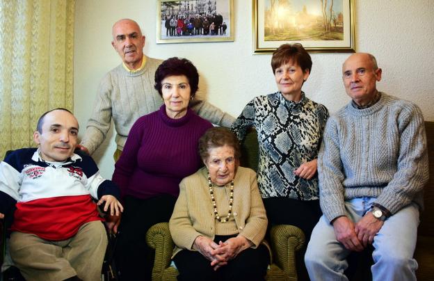 Carmen Las Heras, en Logroño, junto a dos de sus hijos, nuera, yerno y nieto. :: miguel herreros/