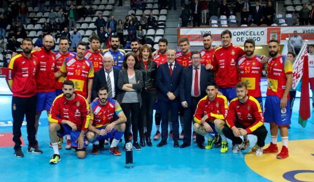Ángel Fernández, agachado, tras ganar el Torneo de España. :: efe/