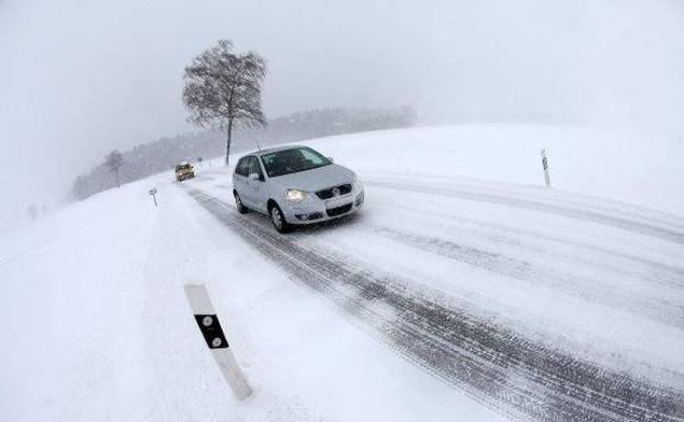 Un vehículo transita por una zona cubierta de nieve y con visibles placas de hielo en una imagen de archivo../L.R.M.
