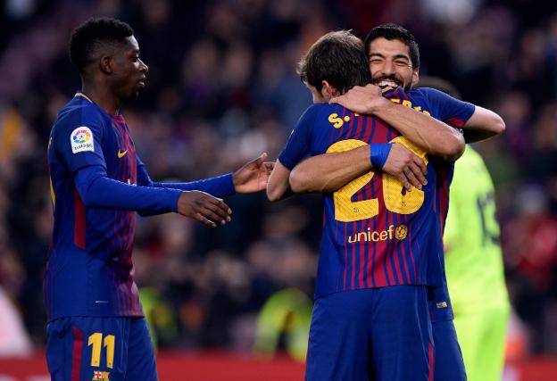 Dembéle, Suárez y Sergi Roberto celebran un gol culé. :: efe/