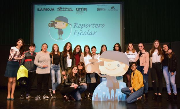 Algunos de los equipos ganadores de la pasada edición posan con sus profesores. :: /Miguel Herreros