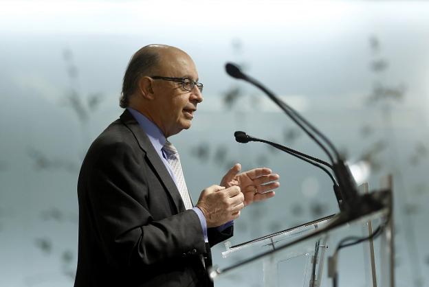 El ministro de Hacienda, Cristóbal Montoro, en una comparecencia pública. :: Óscar del pozo/
