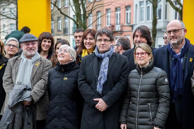 Carles Puigdemont posa ayer en Bruselas con diputados electos de Junts per Catalunya. :: s. Lecocq / efe/