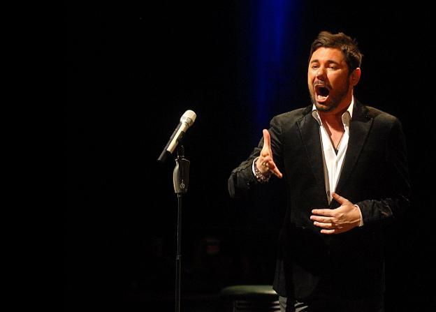 Miguel Poveda, en su actuación en Riojafórum, con sus 'Coplas del Querer' en el 2010. :: / A.I.