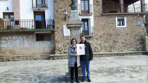 Pilar Marín posa con su distinción junto al presidente de la Asociación de Amigos, Bernabé Arrieta. :: /Pilar Hidalgo