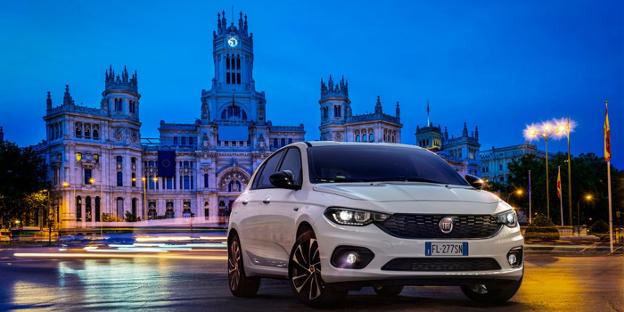 El Fiat Tipo en la plaza de Cibeles de Madrid. :: L.R.M./