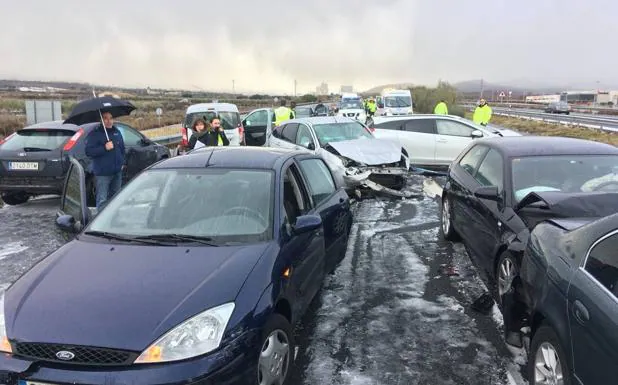 Una tormenta de hielo y nieve provoca un accidente con treinta coches y 20 heridos en la A-12 en Navarrete