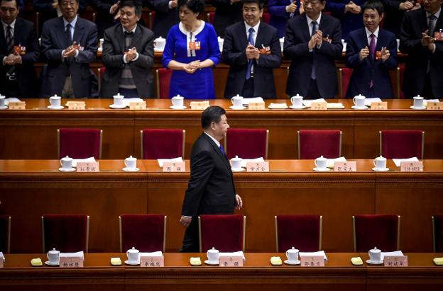 President Xi Jinping is greeted with applause upon his arrival at the political conference held yesterday in Beijing El presidente Xi Jinping es recibido con aplausos a su llegada a la conferencia política celebrada ayer en Pekín. :: Wang zhao / afp/