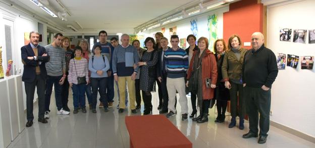 Artistas, organizadores y autoridades, ayer durante la inauguración en la Galería Aguado. / MIGUEL HERREROS