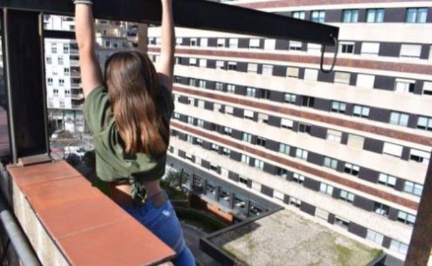 La adolescente, colgada de la viga./